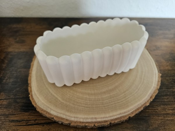 Schmale Schale geriffelt